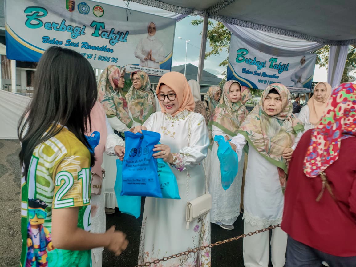 Diguyur Hujan, Aksi Berbagi Takjil TP. PKK dan DWP Provinsi Lampung Tetap Disambut Antusias Warga